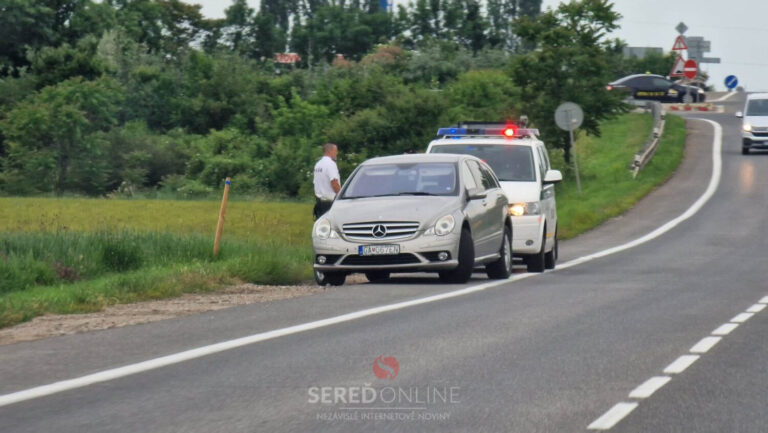 Pri nehode za Dolnou Stredou jeden z vodičov nafúkal