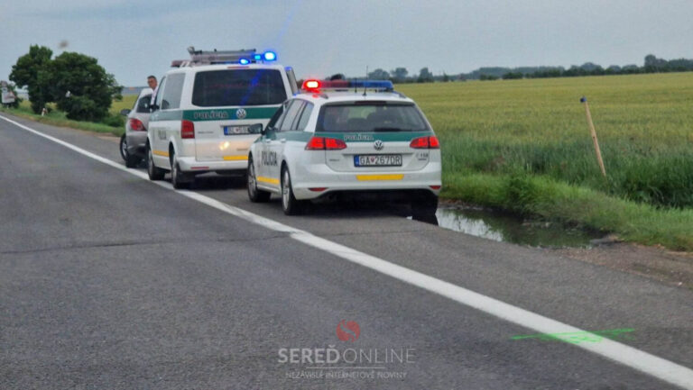 AKTUÁLNE: Odstavené policajné vozidlá a civilné auto v smere na Galantu