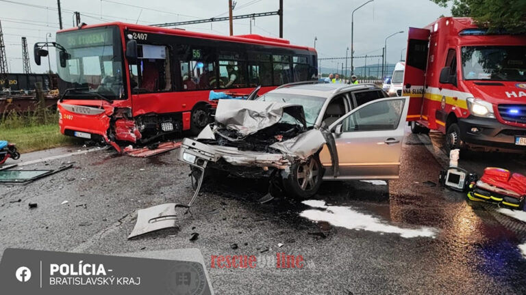 AKTUÁLNE: Dopravná nehoda autobusu a osobného vozidla v Bratislave