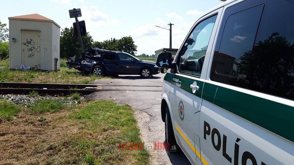 Žena s dcérou prežili zrážku s vlakom. Vodička si údajne nevšimla výstražné svetlá