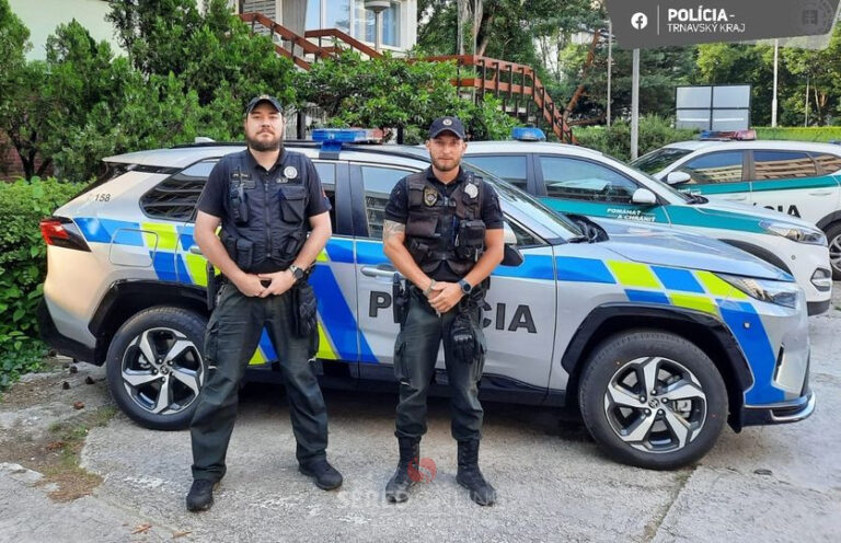 Policajti rýchlym zásahom zabránili tragédii a zachránili mladého chlapca