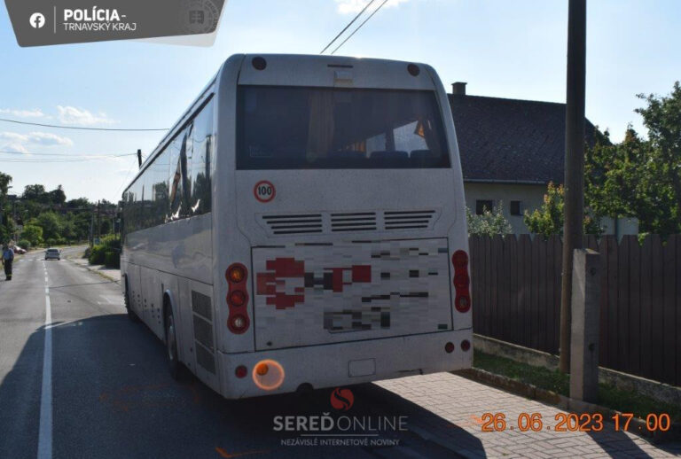 Kuriózna nehoda autobusov na Záhorí. V zákrute sa navzájom dostatočne nevyhli.