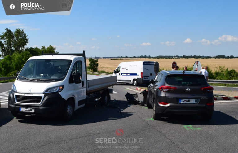 Zrážka dvoch vozidiel na nadjazde ponad R1 medzi Dolnou Stredou a Galantou