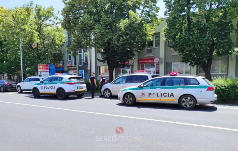 PRÁVE TERAZ: Polícia prehľadáva interiéry bánk