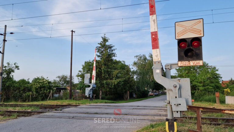 Vydrží železničné priecestie v Hornom Čepeni nárast dopravy spôsobený obchádzaním uzatvoreného mosta?