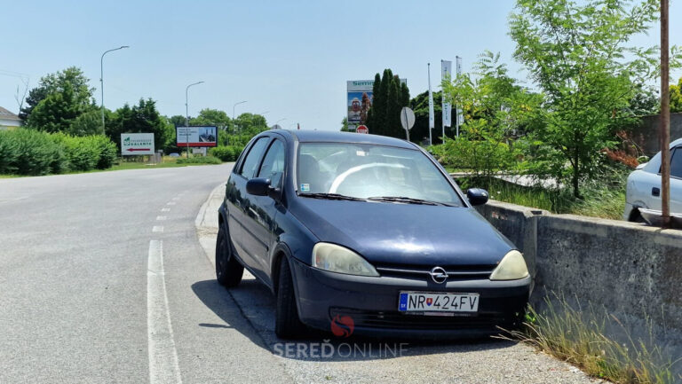 Na Trnavskej ulici je nepojazdné auto už tri týždne