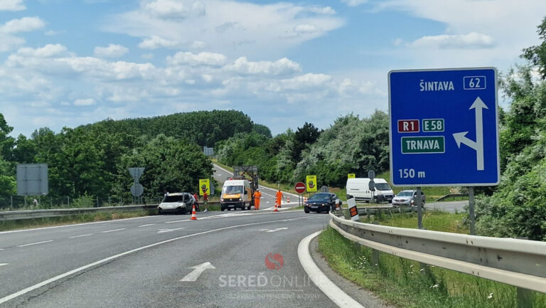 AKTUÁLNE: Požiar auta pri Šoporni