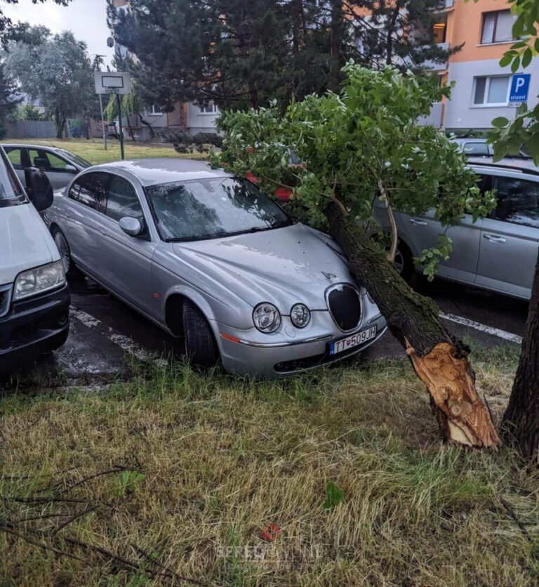 PRÁVE TERAZ: Hasiči odstraňujú následky víchrice v Seredi – VIDEO