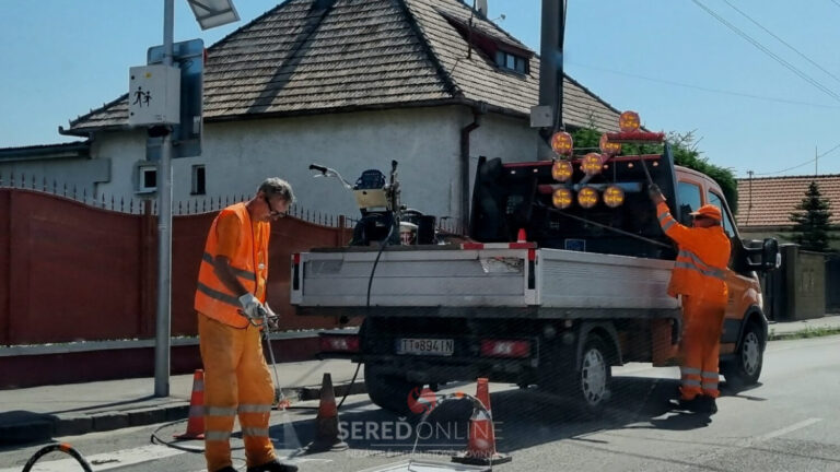 Na trase Sereď-Dolná Streda obnovujú cestári priechody pre chodcov