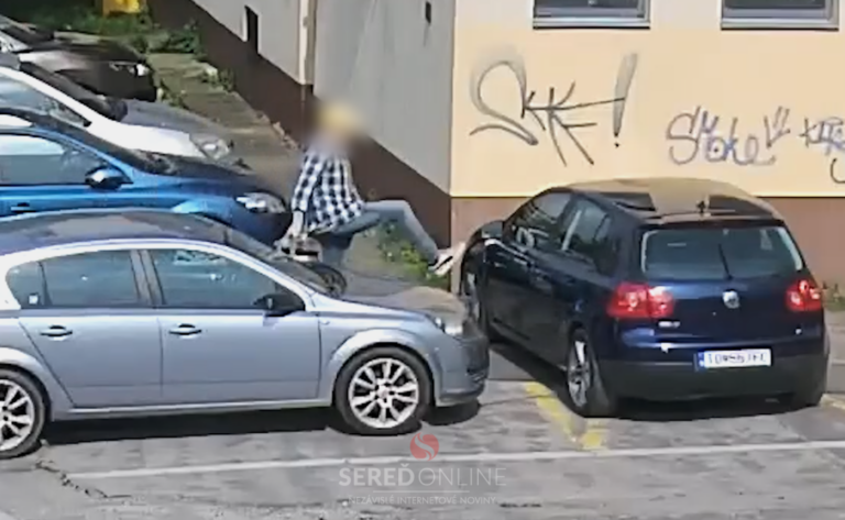 Opitý muž odkopol spätné zrkadlo na náhodnom zaparkovanom aute v Seredi -VIDEO