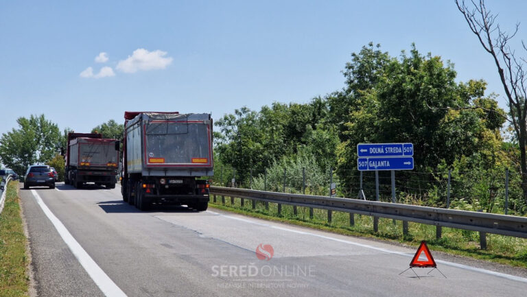 PRÁVE TERAZ: Pokazený kamión odstavený na výjazde z R1 na Dolnú Stredu