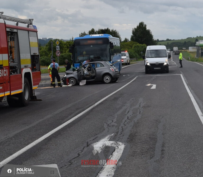 Dopravná nehoda autobusu a osobného motorového vozidla, v okrese Námestovo