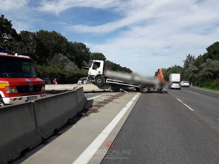 Opitý kamionista zablokoval diaľnicu D1. Jazdil s vyše 1 ‰ a bez vodičáku