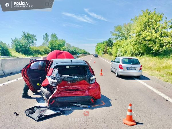 Nehoda na R1: Vodič po nehode vystúpil z auta, prešiel do protismeru a zrazilo ho auto