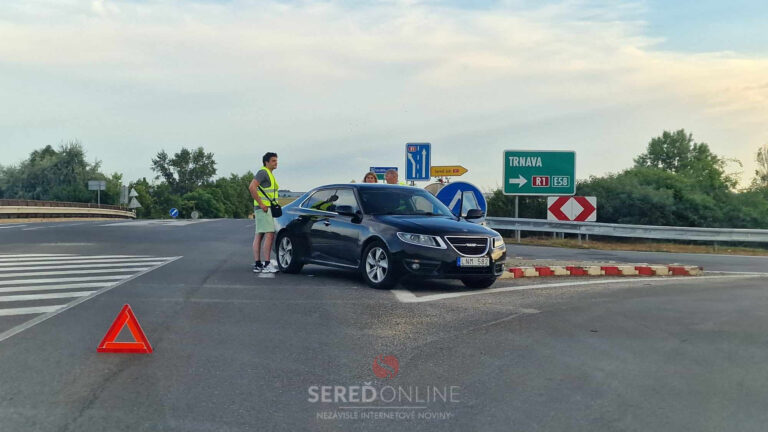 PRÁVE TERAZ: Osobné vozidlo blokuje komunikáciu z Dolnej Stredy na Galantu! – AKTUALIZOVANÉ