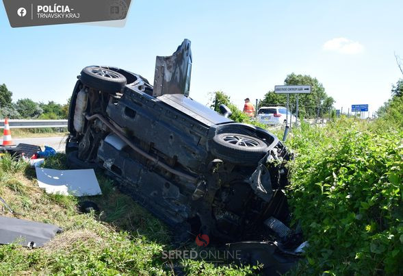 Vážna nehoda na výjazde z R1. Vodička odbočila na Dolnú Stredu na poslednú chvíľu