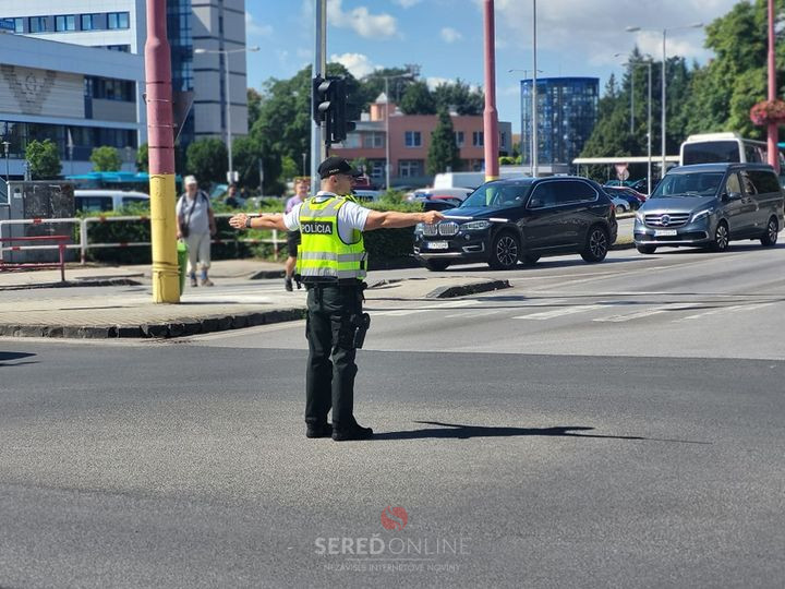 Policajti regulujú križovatky v Trnave. Rozumiete všetkým povelom?