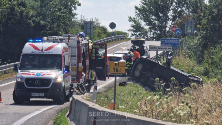 PRÁVE TERAZ: Vážna havária na výjazde z R1 na Dolnú Stredu a Galantu