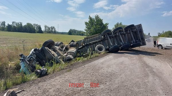 Zrážka štyroch áut ochromila dopravu. Neďaleko Kútov sa zranilo 5 osôb