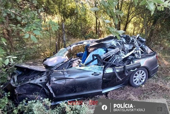 Vodič vrazil zozadu do kamióna. Neprežil, posádka auta skončila v nemocnici