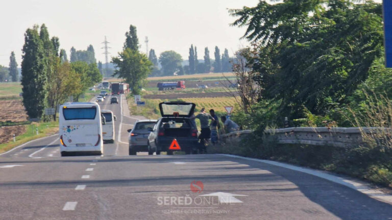 PRÁVE TERAZ: Na nadjazde ponad R1 v smere do Sládkovičova je odstavené pokazené auto