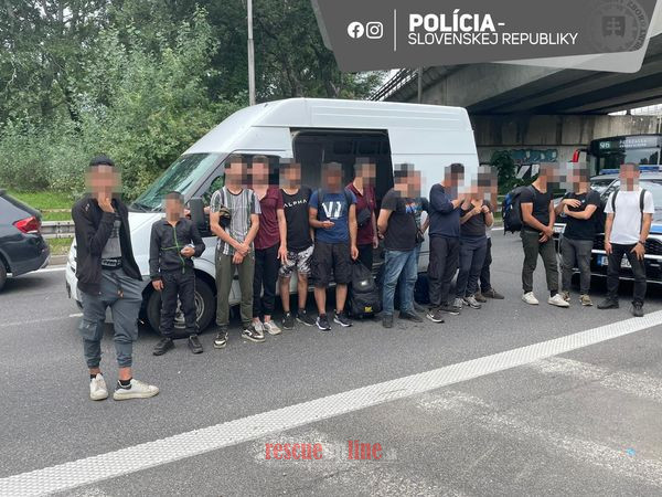 Cezhraničná spolupráca na jednotku: Slovenskí a maďarskí policajti spolu dolapili dodávku plnú cudzincov