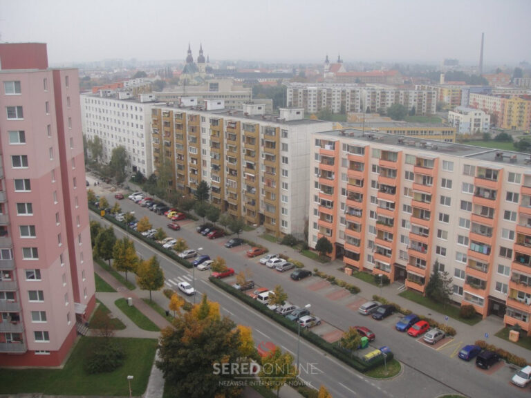 Muž sa nebezpečne pohyboval po streche bytovky. Nakoniec s policajnými vyjednávačmi spolupracoval.