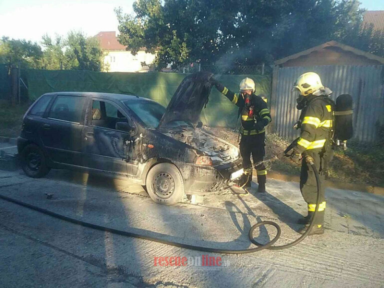 Požiar osobného vozidla na Koniarekovej ulici v Trnave