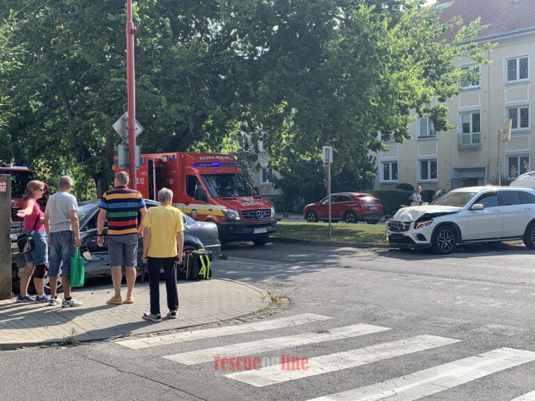 Pri nehode v Trnave traja zranení. Vodič na Passate nedal prednosť Mercedesu, navyše s autom bez platného techničáku