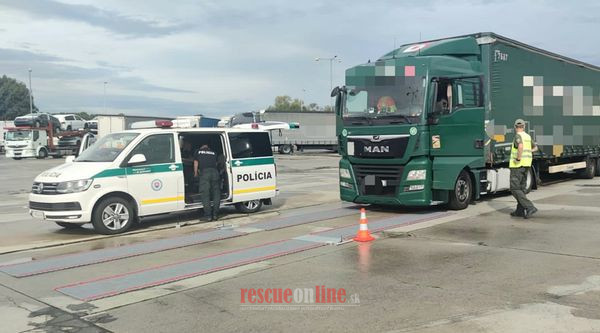 Policajná akcia „nákladiak“ na diaľnici. Päť kamiónov bolo preťažených