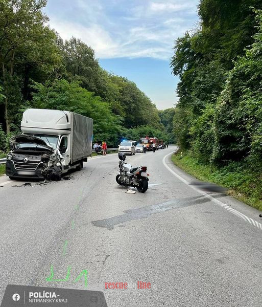 Tragická nehoda pri Radošinej: Mladý motorkár zahynul po zrážke s dodávkou